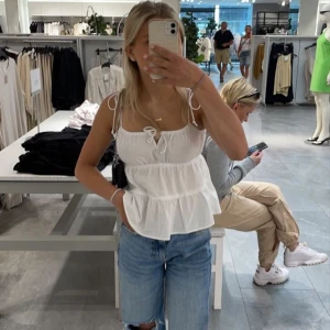 Vit blus - En jättefin blus från shein men är lik den från hm, säljer pågrund av att den var för stor, aldrig använd ( köparen står för frakten 🤍).