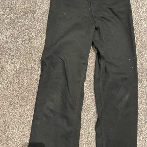 Lindex jeans  - Svarta Lindex jeans i strl 13-14 barn.