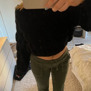 Stickad tröja - Säljer denna fina stickade tröja från Boohoo. Den är i väldigt bra skick. Skriv för fler bilder och vid intresse.😊🫶🏻
