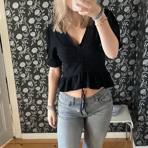 Blus - Säljer då den inte kommer till användning, aldrig använd❤️ Köpt för 280kr och säljer för 120kr