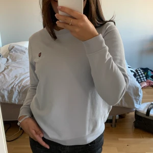 Sweatshirt  - En fin sweatshirt som är ljusblå från Bondelid! Passar även storlek Xs. Används inte längre!💓