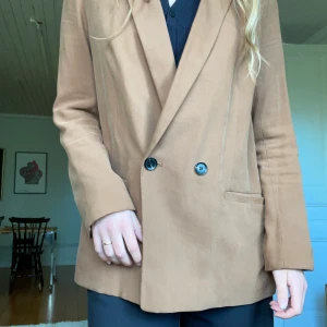 Brun kavaj - En brun/roströd kavaj från H&M i storlek 42 och sitter lite oversized på mig som har storlek 36 och är 175cm lång. Sparsamt använd, fint skick. 