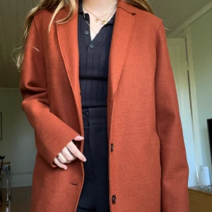 Zarakappa - En snygg roströd kappa i filtmaterial från Zara Man storlek M. Kan användas som jacka eller inomhus. Sparsamt använd. Jag har storlek 36 och är 175cm lång. 