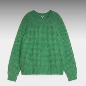 Grön stickad tröja från Arket💗färgen är en mycket starkare grön än på min bild💗storlek L, passar perfekt för någon som är en M/S och vill ha den oversized💗helt oanvänd💗säljs pga att den inte kommit till användning💗nypris 1000kr och säljs för 700kr💗