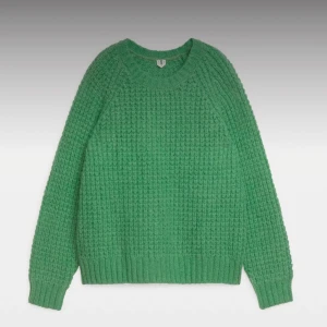 Arket stickad tröja - Grön stickad tröja från Arket💗färgen är en mycket starkare grön än på min bild💗storlek L, passar perfekt för någon som är en M/S och vill ha den oversized💗helt oanvänd💗säljs pga att den inte kommit till användning💗nypris 1000kr och säljs för 700kr💗