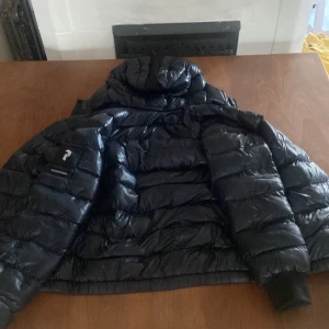 Peakformance jacka - skriv till mig så kan vi prata om priset. Den är i bra skick Den är äkta.