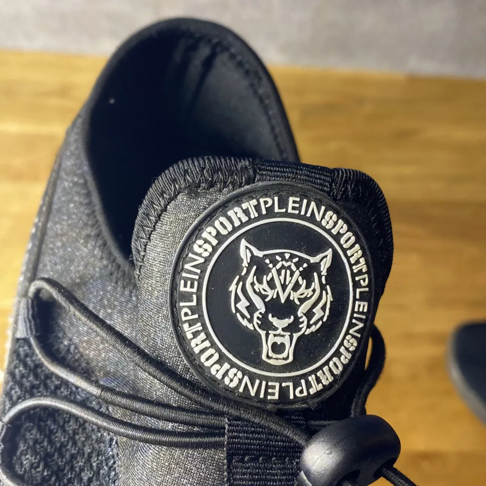 Dessa skor tillhör Philip Plein sport serie ”Plein Sport”. Använda endast gång, går att se på skornas skick. Väldigt lätta att bära, tunna sommarskor!. Kengät.
