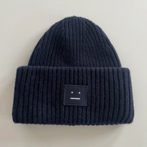 Acne mössa  - Bra skick, hör av dig om du undrar något!❤️