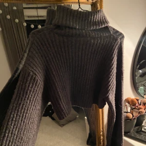 Stickad tröja - Vanlig grå stickad tröja från ginatricot