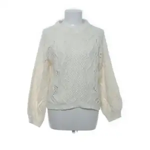 Hej! Säljer min fina stickade tröja från Vero Moda. Storlek S. En aning glittrig. Säljer pågrund av att den inte kommer till användning! 100 + frakt!⚡