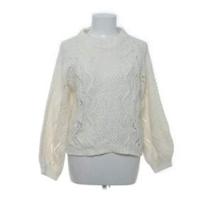 Hej! Säljer min fina stickade tröja från Vero Moda. Storlek S. En aning glittrig. Säljer pågrund av att den inte kommer till användning! 100 + frakt!⚡