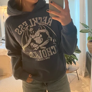 Reckless Schoolars Hoodie - Jättefin hoodie från Reckless schoolars, köpt på hemsidan i storlek S. Säljer för lite billigare då det saknas några stenar som man kan se på andra bilden, dock tänker man inte på det alls.