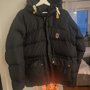 Fjällräven Jacka  - Svart fjällräven down jacket. Jackan är i fint skick använd väldigt lite. 