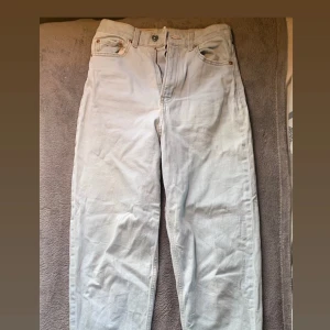 Lightwas Jeans Straight Leg - Straight Leg Jeans i Light Wash ifrån HM. Liten fläck på ena benet, använda fåtal gånger. Storlek 34. 100kr + frakt (cirka 50kr)