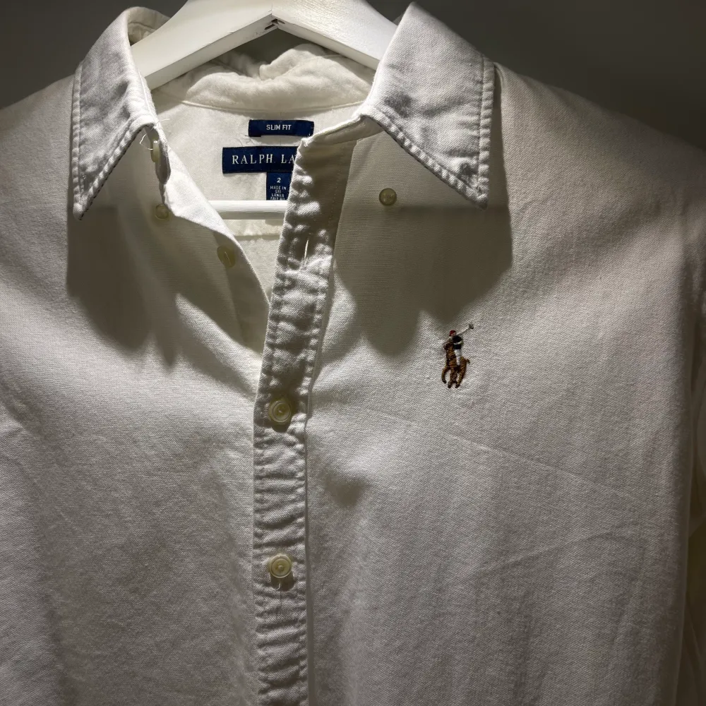 Vit skjorta från Ralph Lauren i slim fit modell, strl 2 som motsvarar XS.  Knappt använd 🤍. Skjortor.