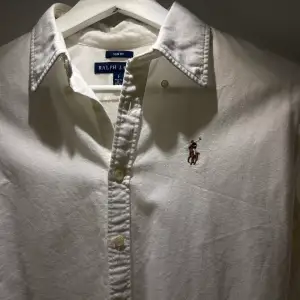 Vit skjorta från Ralph Lauren i slim fit modell, strl 2 som motsvarar XS.  Knappt använd 🤍