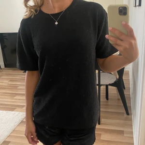 Glittertröja  - Glittertröja från Gina strl s (glitter syns på andra bilden). Använd men i fint skick, frakt 51kr🤎