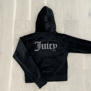 Juicy couture kofta - Svart Juicy Couture kofta i velour med huva.  Nyskick, endast använd några enstaka gånger. 