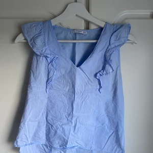 Blus mango - Blå blus med volang från Mango, strl XS