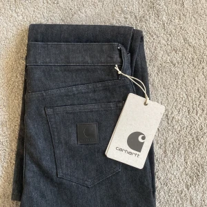 Carhartt - Helt nya carhartt byxor! Långa i benen. Tror det är en killmodell på byxorna. Rodney pant 