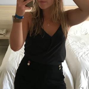 Linne - Svart linne i ett mjukt material, från Monki i storlek xs. Passar dock small också. V-ringda och en fin skurning. 