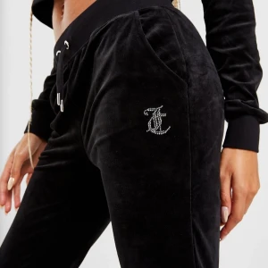 Juicy couture byxor - Säljer dessa byxor från juicy couture pga att de är för stora för mig, skriv privat för fler bilder! Pris går att diskutera, vill endast bli av med byxorna så snabbt som möjligt!💕