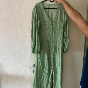 Klänning - Blommig klänning. Storlek storlek L. Köparen står för frakten💓