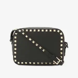 Söker denna Valentino Camera Bag helst i svart men skulle även kunna tänka mig i färgen beige. Kontakta mig gärna om du funderar på att sälja. 