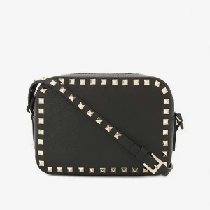 Valentino Camera Bag  - Söker denna Valentino Camera Bag helst i svart men skulle även kunna tänka mig i färgen beige. Kontakta mig gärna om du funderar på att sälja. 