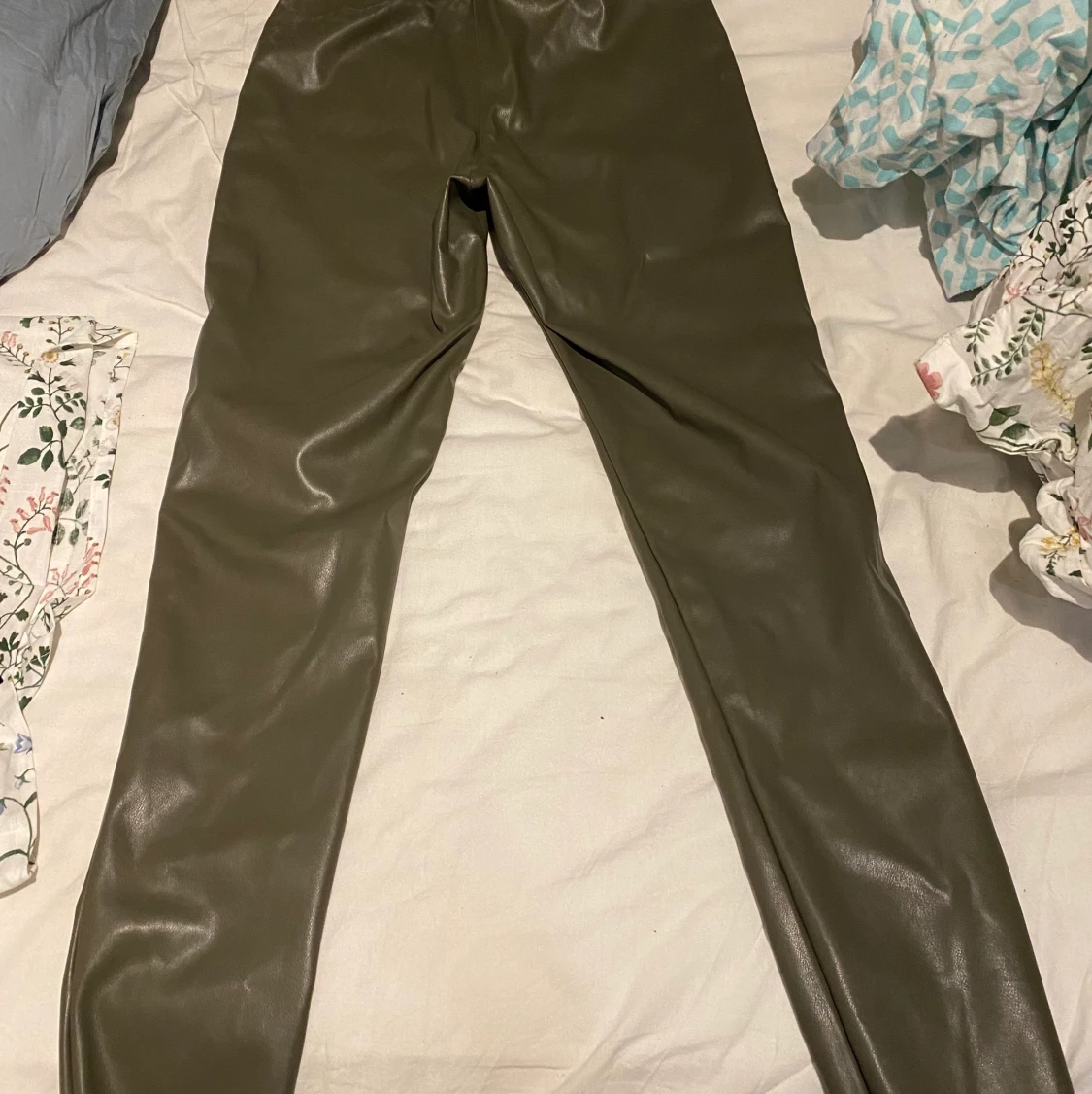 H&M gröna skinnbyxor