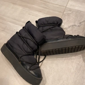 Inuikii/moonboot liknande skor💞  - Fina skor i bra skick, använda en säsong, en liten skavank där bak💞säljs då jag vill ha uggs💞