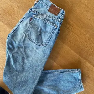 Säljer ett par Levis jeans- 501 i storlek S. De är använda men skicket är fortfarande bra.