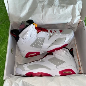 Nike air Jordan 6 retro 41 - Nike air Jordan 6 retro hare helt nya i kartong i storlek 41. Kan mötas i Stockholm eller skickas.