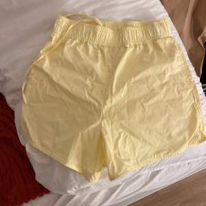 Säljer dessa jättesköna tränings shorts från H&M har tyvärr växt ut dom men dom är i jättebra skick!💗