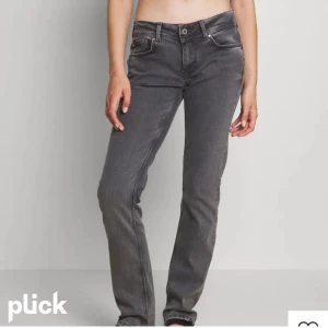 Ett par jätte fina pepe jeans från Zalando low waist  - Är använda några gånger,säljer dom för att dom har blivit för små på mig❤️