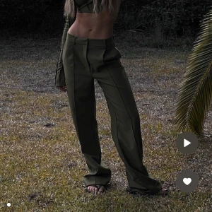 Hanna Schönberg - Jättefina kostymbyxor från Hanna Schönberg X nakd. Använda ett fåtal gånger och i storlek 34. Perfekt i längd för mig som är 170. Nypris 549. Slutsålda på hemsidan❤️