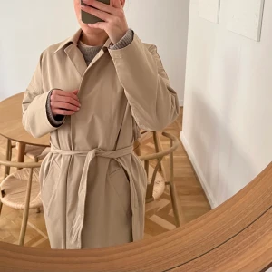 Trenchcoat Twist & Tango - Superfin minimalistisk trench från Twist & Tango. Aldrig använd - superfint skick. Fint oversized & rak i modellen.