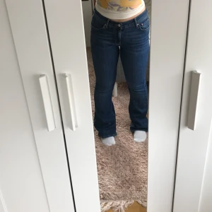 Lågmidjade Jeans str 38 - Använd ett par gånger, men är i bra skick och har inga hål eller fläckar💗Köparen står för frakten! 😊 Mörkblåa lågmidjade jeans från Gina. 