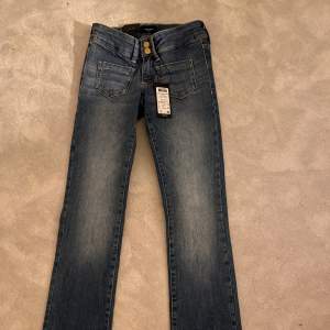 Snygga low waist bootcut jeans från vero moda som aldrig har använts och har lappen kvar. De finns inte kvar på hemsidan i denna storlek