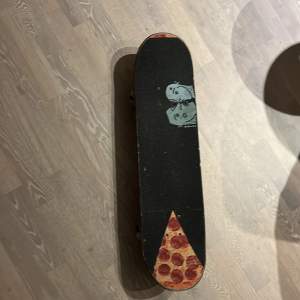 Säljer min skateboard i jätte bra skick. Storlek 8.0. Man kan köpa med 3 griptapes (kp för bilder och pris)