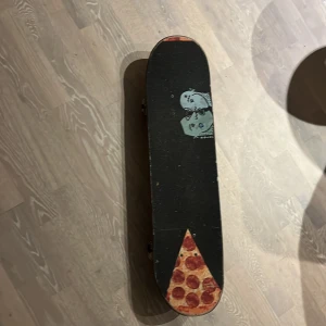 Skateboard - Säljer min skateboard i jätte bra skick. Storlek 8.0. Man kan köpa med 3 griptapes (kp för bilder och pris)