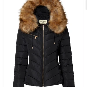 Roco baroco vinterjacka  - Roco baroco vinterjacka i stl 34. Inga defekter på jackan. Frågor eller fler bilder kan tas privat💗