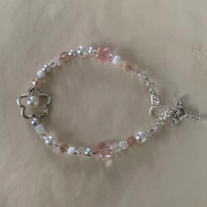 mae: Belle. armband - Egengjort <3 16-17cm. Pris kan diskuteras tillsammans men det blir runt 50-60kr + 13kr frakt 💗Älskar blom-pärlorna i armbandet!! Vill du ha en gullig satin påse blir det typ 4kr extra. Du kan se påsen på första kollektion inlägget 💗