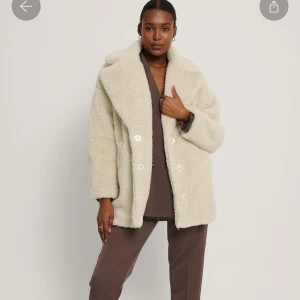 Teddyjacka/kappa NAKD - Supermysig teddyjacka/kappa från nakd, aldrig använd! (prislappen kvar) skriv för fler bilder💕nypris 929kr, mitt pris 300kr