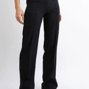 Madlady kostymbyxor - Säljer mina 3 par kostymbyxor från madlady. Alla är i storlek S/36 men skulle säga att den passar 34 / XS också. Dom svarta och begie är knappt använda max 3-4 gånger. Dom gråa är ljusgråa. Köp för 599kr säljer svarta & beige för 400 och ljus grå för 300