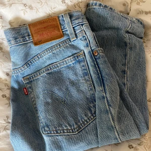 Levis 501 - Storlek 25/32, lapparna finns kvar ( Kunde bara lägga ut 3 bilder ) Nyskick, köpta på carlings. 