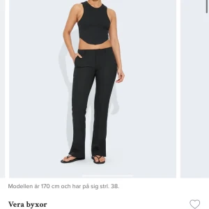 Bikbok lågmidjade kostymbycor - Säljer bikbok lågmidjade kostymbyxor i modellen Vera i storlek 40. Dom sitter som 38, är små i storleken.  Byxorna har slits längst ner vid benen och är i nyskick. Aldrig använda bara testade! 