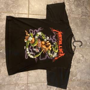 Vintage Metallica t shirt från 1998 Single stitched,  Sjukt bra fit Bra fading Passar boxy M