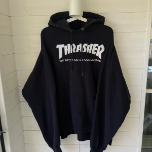 Thrasher hoodie - Svart thrasher hoodie i strl XL. Den är använd men i fint skick. Säljer pågrund av för stor och använder inte längre. Nypris 999kr. Köparen står för frakten ✨