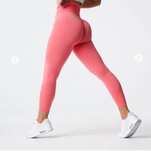 NVGTN träningstights  - Storlek S, provat men annars aldrig använda, färg corall, ordpris 635, högmidjade